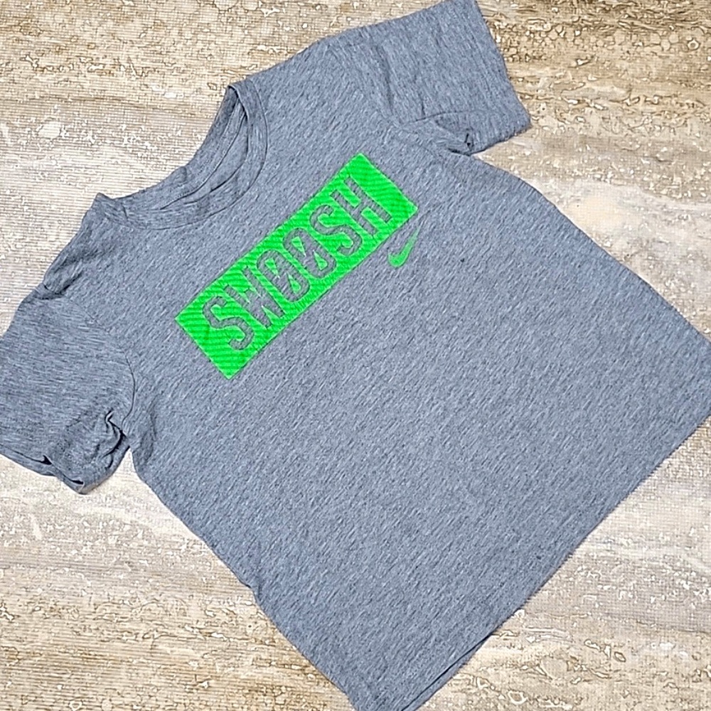 NIKE SWOOSH GRAPHIC TEE